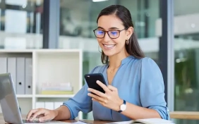 chica con telefono